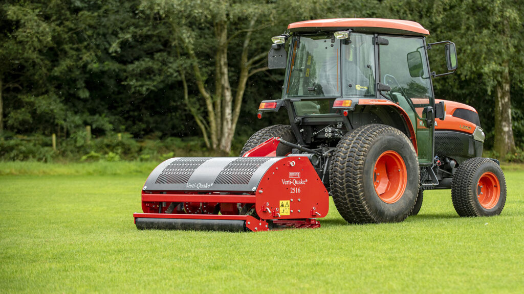 Redexim Verti-Quake-2516 turf aerator