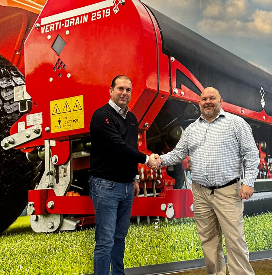 Herman de Bree, COO from Redexim shakes hands with Craig Petrucci, the new General Managerr of Redexim North America