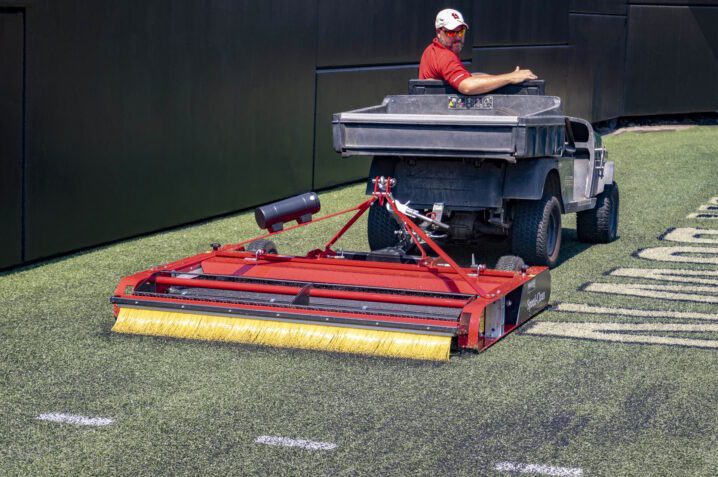 Afbeelding bij The Speed-Clean for Efficient Synthetic Turf Maintenance