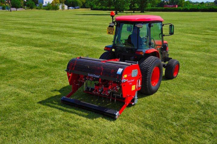 Afbeelding bij Replay Maintenance Invests in Redexim Machines for Grassroots Pitch Renovation